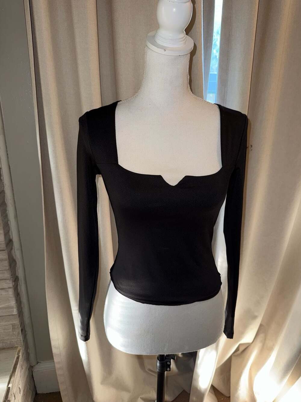 SO Contour Notch Neck Long Sleeve Top Size S Black